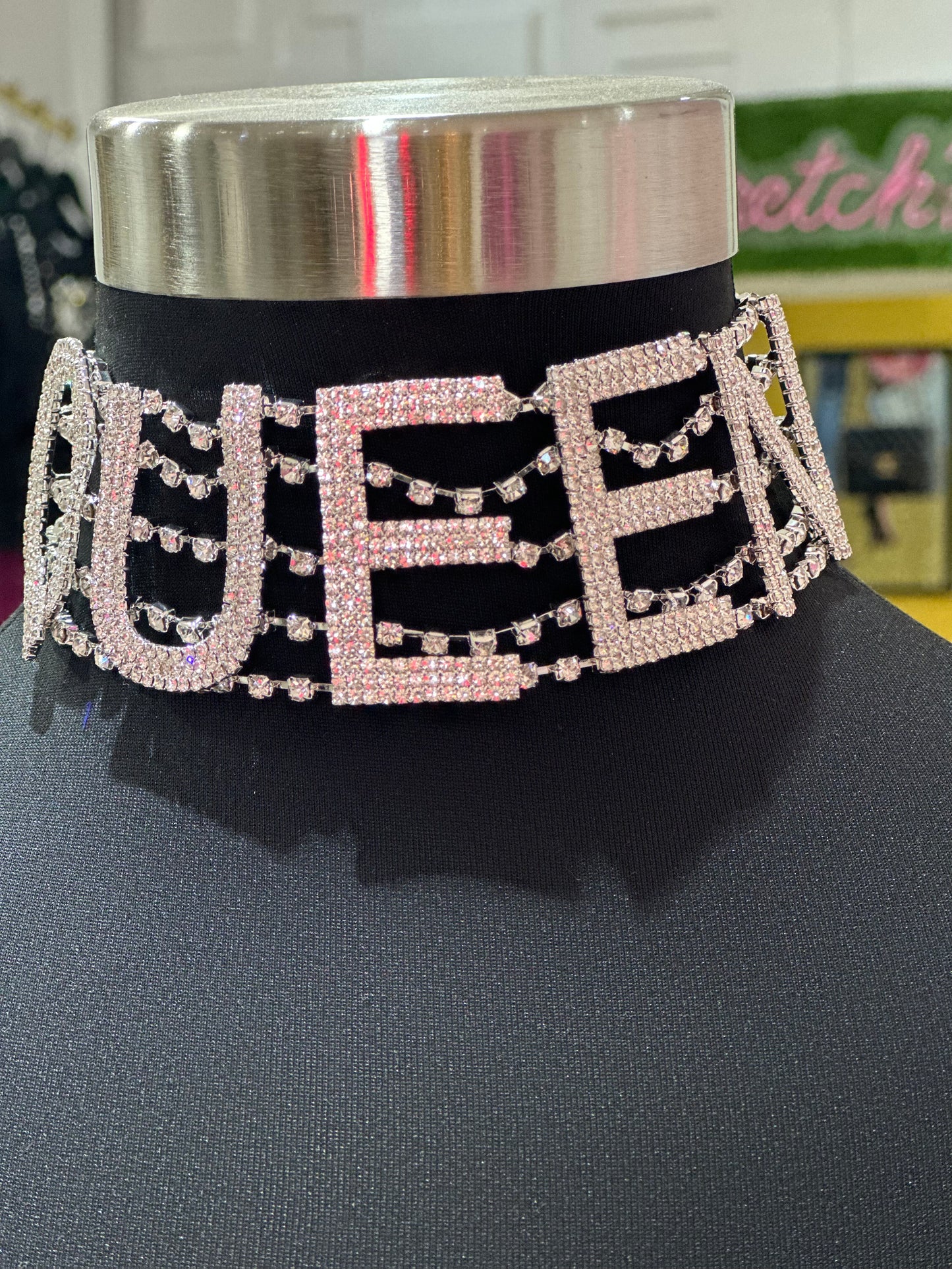 QUEEN CHOKER