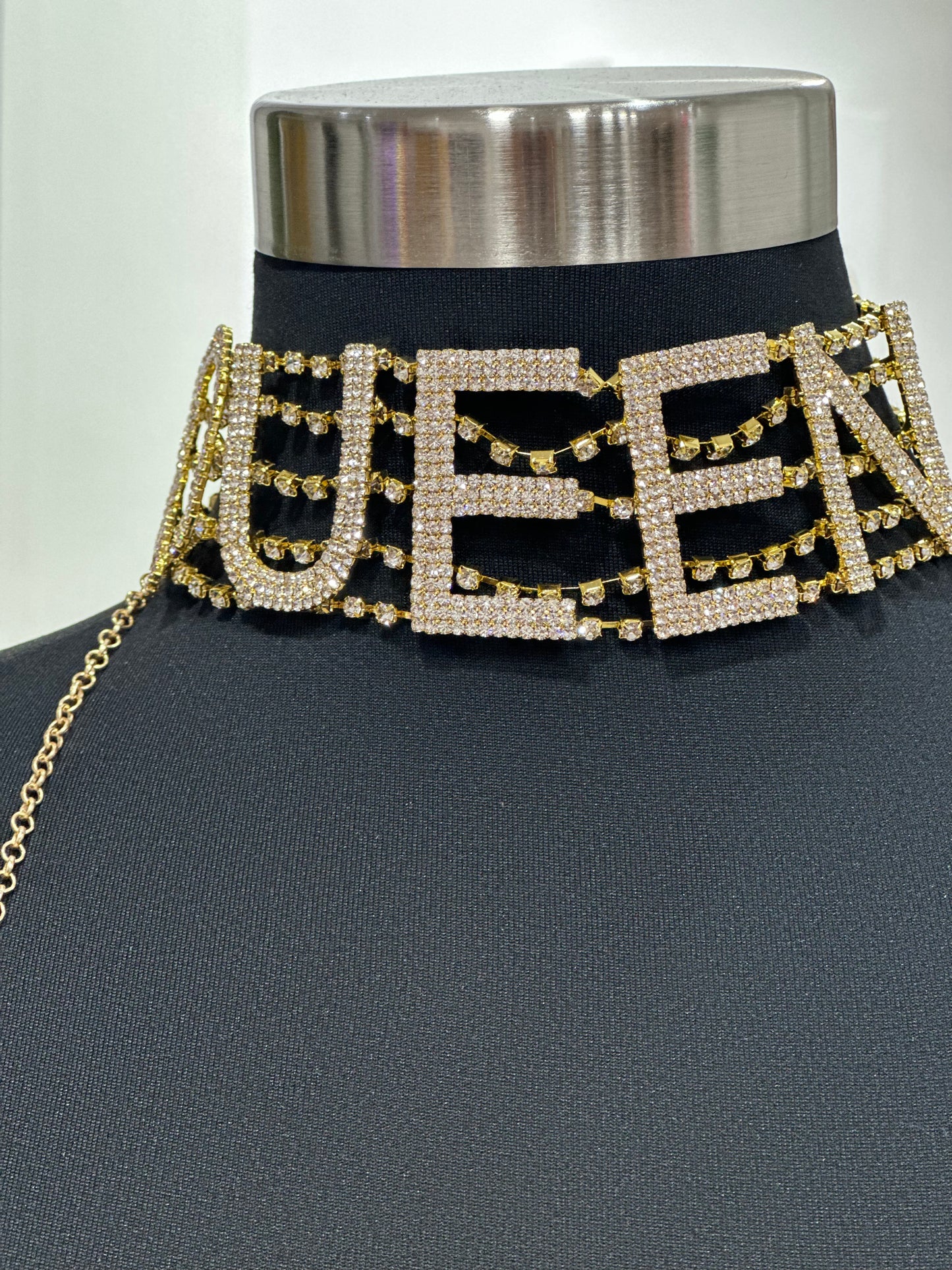 QUEEN CHOKER